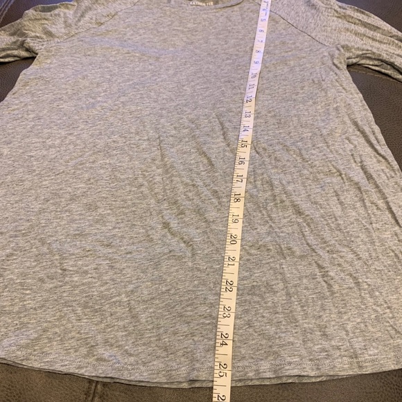 💕GAP long sleeve Feather tee in gray, size medium - Picture 3 of 7